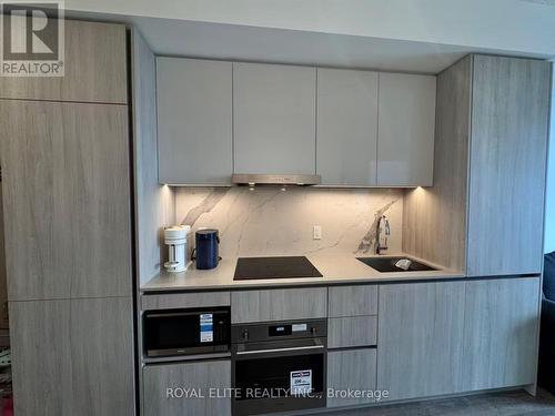 1807 - 8 Interchange Way, Vaughan, ON - Indoor Photo Showing Kitchen