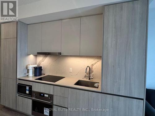 1807 - 8 Interchange Way, Vaughan, ON - Indoor Photo Showing Kitchen