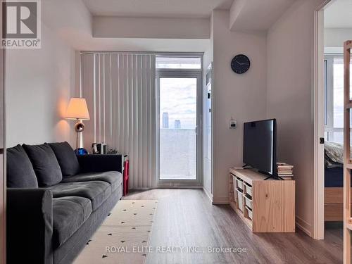 1807 - 8 Interchange Way, Vaughan, ON - Indoor Photo Showing Living Room