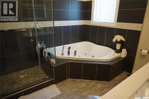 319 Roy Crescent, Saskatoon, SK - Indoor Photo Showing Bathroom