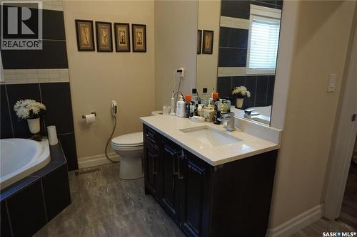 319 Roy Crescent, Saskatoon, SK - Indoor Photo Showing Bathroom