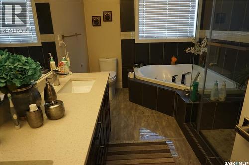 319 Roy Crescent, Saskatoon, SK - Indoor Photo Showing Bathroom