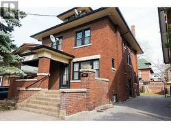147 HOLTON AVENUE S  Hamilton, ON L8M 2L6