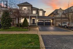 135 INNVILLE CRESCENT Oakville, ON L6L 0B8