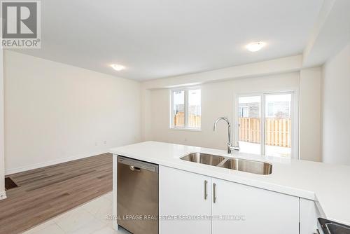 18 Jellicoe Court, Hamilton, ON - Indoor Photo Showing Kitchen With Double Sink