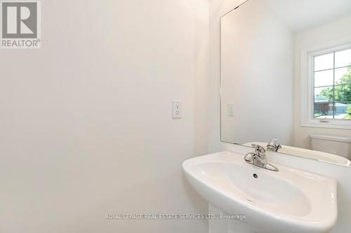 18 Jellicoe Court, Hamilton, ON - Indoor Photo Showing Bathroom