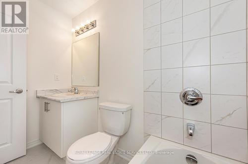18 Jellicoe Court, Hamilton, ON - Indoor Photo Showing Bathroom