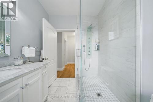 116 Bay Street N, Hamilton, ON - Indoor Photo Showing Bathroom