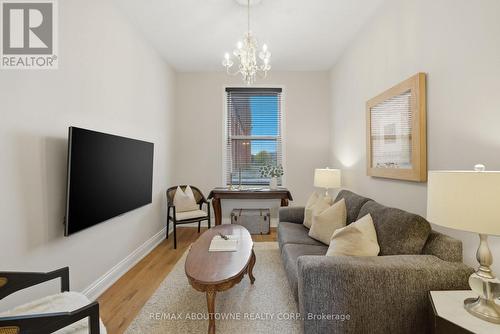 116 Bay Street N, Hamilton, ON - Indoor Photo Showing Living Room