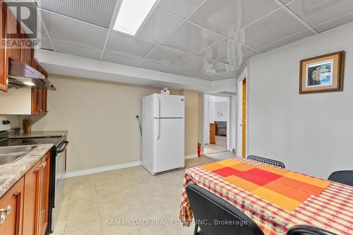 1214 Conyers Crescent, Mississauga, ON - Indoor Photo Showing Kitchen