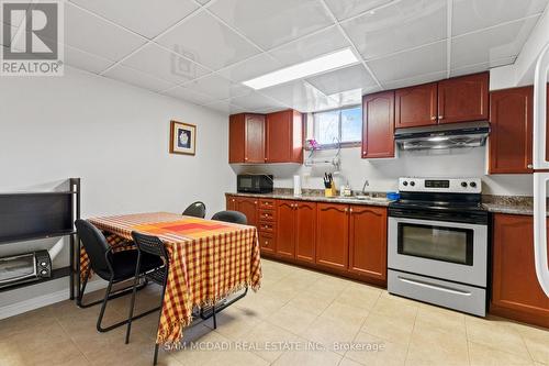 1214 Conyers Crescent, Mississauga, ON - Indoor Photo Showing Kitchen
