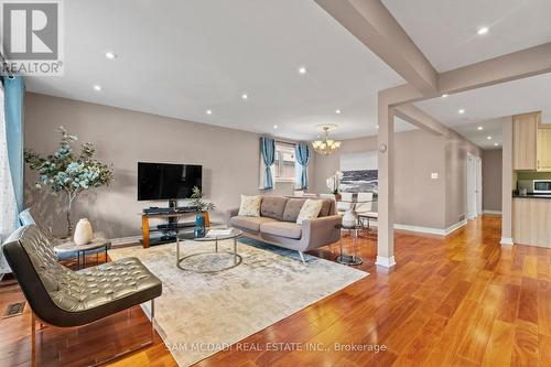 1214 Conyers Crescent, Mississauga, ON - Indoor Photo Showing Living Room