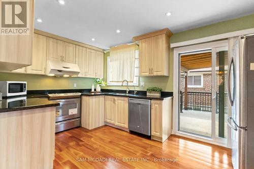 1214 Conyers Crescent, Mississauga, ON - Indoor Photo Showing Kitchen With Stainless Steel Kitchen
