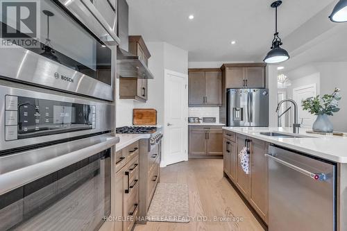 2195 Ironwood Road, London South, ON - Indoor Photo Showing Kitchen With Stainless Steel Kitchen With Upgraded Kitchen