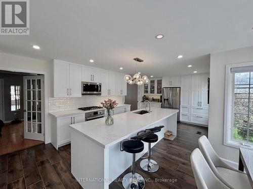 168 Willow Lane, Newmarket, ON - Indoor Photo Showing Kitchen With Upgraded Kitchen
