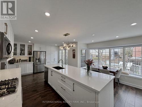 168 Willow Lane, Newmarket, ON - Indoor Photo Showing Kitchen With Upgraded Kitchen
