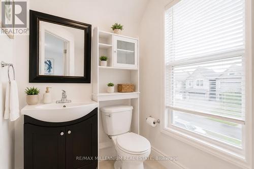 22 Francis Street, Hamilton, ON - Indoor Photo Showing Bathroom