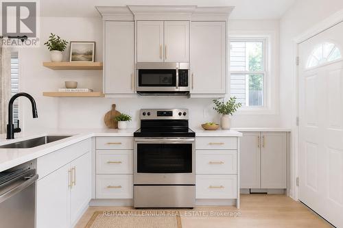 22 Francis Street, Hamilton, ON - Indoor Photo Showing Kitchen With Upgraded Kitchen