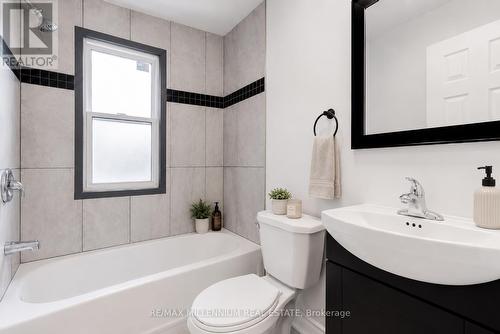 22 Francis Street, Hamilton, ON - Indoor Photo Showing Bathroom