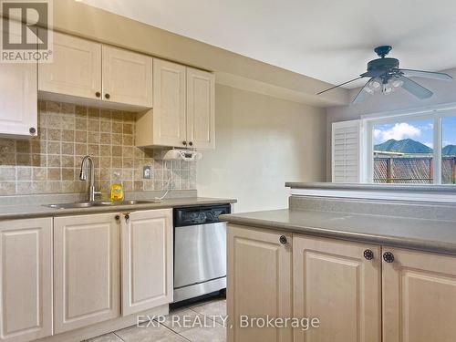 Upper - 26 Millcliff Circle, Aurora, ON - Indoor Photo Showing Kitchen