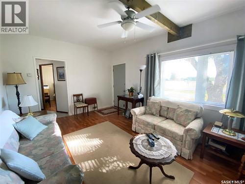 1010 Railway Avenue, Elbow, SK - Indoor Photo Showing Living Room