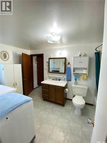 1010 Railway Avenue, Elbow, SK - Indoor Photo Showing Bathroom