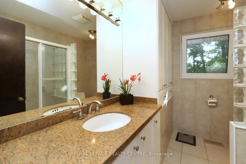 3338 Enniskillen Circle, Mississauga, ON - Indoor Photo Showing Bathroom