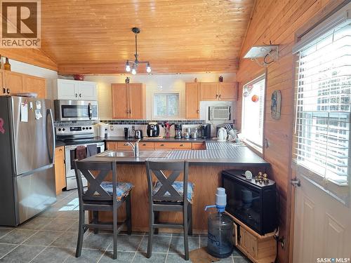 539 Mistusinne Crescent, Mistusinne, SK - Indoor Photo Showing Kitchen With Double Sink