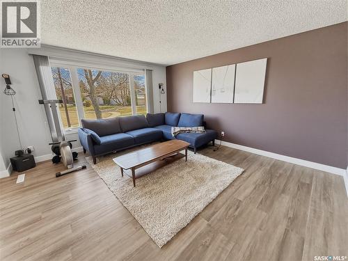 300 Ash Place, Swift Current, SK - Indoor Photo Showing Living Room