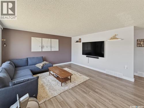 300 Ash Place, Swift Current, SK - Indoor Photo Showing Living Room
