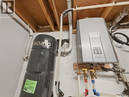 300 Ash Place, Swift Current, SK - Indoor Photo Showing Laundry Room