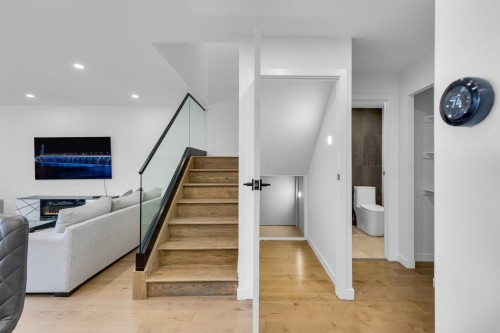 Staircase - Ph4-5790 Av. Rembrandt, Côte-Saint-Luc, QC - Indoor With Fireplace