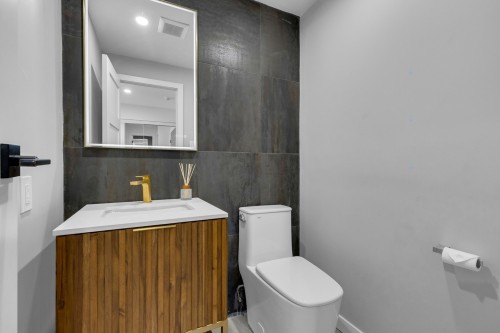 Powder room - Ph4-5790 Av. Rembrandt, Côte-Saint-Luc, QC - Indoor Photo Showing Bathroom