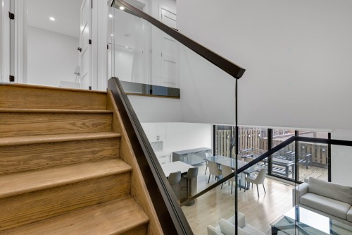 Staircase - Ph4-5790 Av. Rembrandt, Côte-Saint-Luc, QC - Indoor Photo Showing Other Room