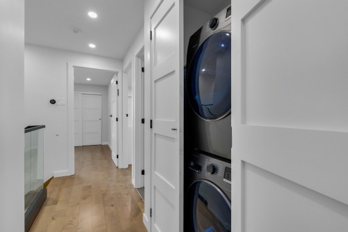 Laundry - Ph4-5790 Av. Rembrandt, Côte-Saint-Luc, QC - Indoor Photo Showing Laundry Room