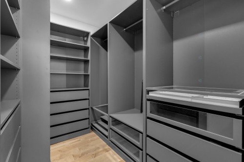 Closet - Ph4-5790 Av. Rembrandt, Côte-Saint-Luc, QC - Indoor