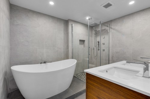Master Bathroom - Ph4-5790 Av. Rembrandt, Côte-Saint-Luc, QC - Indoor Photo Showing Bathroom