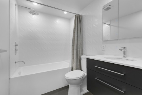 Bathroom - Ph4-5790 Av. Rembrandt, Côte-Saint-Luc, QC - Indoor Photo Showing Bathroom
