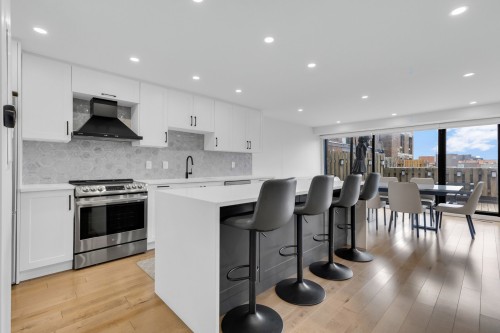 Kitchen - Ph4-5790 Av. Rembrandt, Côte-Saint-Luc, QC - Indoor Photo Showing Kitchen With Upgraded Kitchen