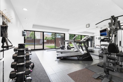 Exercise Room - Ph4-5790 Av. Rembrandt, Côte-Saint-Luc, QC - Indoor Photo Showing Gym Room