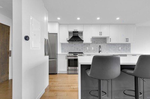 Kitchen - Ph4-5790 Av. Rembrandt, Côte-Saint-Luc, QC - Indoor Photo Showing Kitchen With Upgraded Kitchen