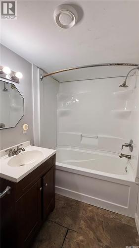 1537 Second Street, Estevan, SK - Indoor Photo Showing Bathroom