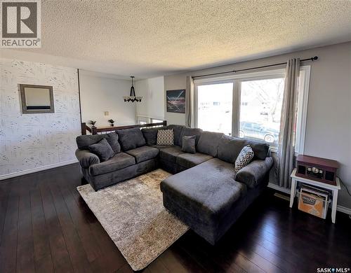 102 Mollard Crescent, Regina, SK - Indoor Photo Showing Living Room