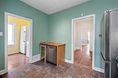 348 St John'S Ave, Winnipeg, MB 