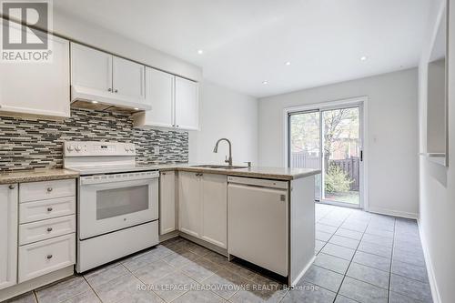6124 Clover Ridge Crescent, Mississauga, ON - Indoor Photo Showing Kitchen
