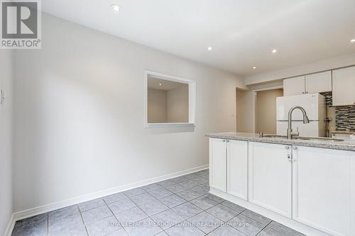 6124 Clover Ridge Crescent, Mississauga, ON - Indoor Photo Showing Kitchen