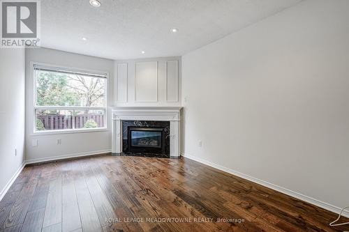 6124 Clover Ridge Crescent, Mississauga, ON - Indoor Photo Showing Living Room With Fireplace