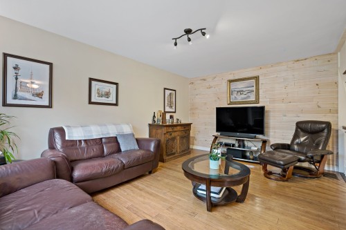 Salon - 371 Ch. Maskinongé, Amherst, QC - Indoor Photo Showing Living Room