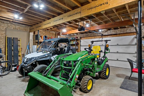 Garage - 371 Ch. Maskinongé, Amherst, QC - Indoor Photo Showing Garage