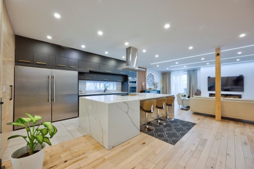 Cuisine - 2B Tsse Chatel, Laval (Sainte-Rose), QC - Indoor Photo Showing Kitchen With Upgraded Kitchen